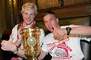 Marcel Jansen, Lukas Podolski hütenten im Rathaus den Pokal (Foto: Martin Schmitz)